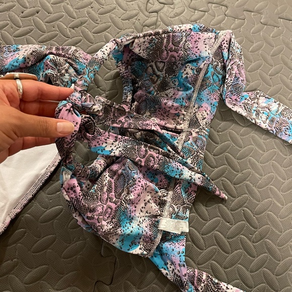 Two piece bathing suit - Picture 3 of 10